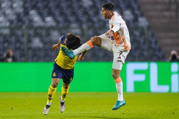 2024-11-07 R. Union Saint-Gilloise v AS Roma - UEFA Europa League 2024 25 League Phase MD4 BRUSSELS, BELGIUM - NOVEMBER 7: Lorenzo Pellegrini of AS Roma kicks against the head of Kevin Mac Allister of R. Union Saint-Gilloise during the UEFA Europa League 2024 25 League Phase MD4 match between R. Union Saint-Gilloise and AS Roma at King Baudouin Stadium on November 7, 2024 in Brussels, Belgium. (Photo by Joris Verwijst BSR Agency) Brussels Belgium Content not available for redistribution in The Netherlands directly or indirectly through any third parties. Copyright: xBSRxAgencyx