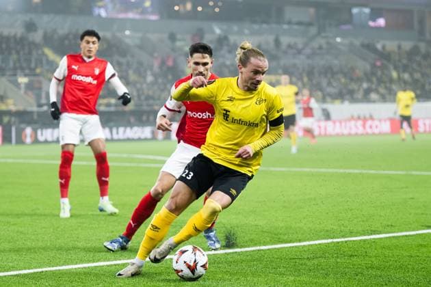 241107 Niklas Hult of Elfsborg and Paulo Oliveira of Braga during the Europa League match between Elfsborg and Braga on November 7, 2024 in Boras Photo Jörgen Jarnberger BILDBYRAN COP 112 JJ0415 fotboll football soccer fotball uefa europa league europa league elfsborg braga bbeng  Copyright: JÖRGENxJARNBERGER BB241107JJ015