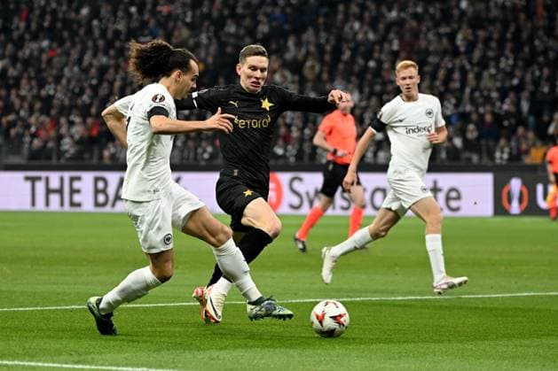 07 11 2024, xjhx, Football UEFA Europa League, Eintracht Frankfurt Slavia Prague emspor, v l Arthur Theate Eintracht Frankfurt Lukas Provod SK Slavia Prague duel, action, action, battle for the ball UEFA REGULATIONS PROHIBIT ANY USE OF PHOTOGRAPHS as IMAGE SEQUENCES and or QUASI VIDEO Frankfurt am Main