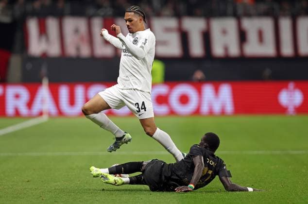 07 11 2024, xovx, Football UEFA Europa League, Eintracht Frankfurt Slavia Prague v l Nnamdi Collins Eintracht Frankfurt , El Hadij Malick Diouf Slavia Prague DFL DFB REGULATIONS PROHIBIT ANY USE OF PHOTOGRAPHS as IMAGE SEQUENCES and or QUASI VIDEO emspor Frankfurt am Main