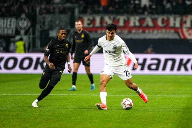 Can Uzun Eintracht Frankfurt, 20 on the ball, behind Oscar Dorley SK Slavia Prague 19 , GER, Eintracht Frankfurt vs SK Slavia Prague, Football, UEFA Europa League, Matchday 4, Season 2024 25, 07 11 2024 GER, Eintracht Frankfurt vs SK Slavia Prague, Football, UEFA Europa League, Matchday 4, Season 2024 25, 07 11 2024 Frankfurt am Main Copyright: xEibner-Pressefoto FlorianxWieganx EP_FWD