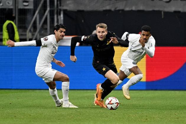 07 11 2024, xsltx, Football UEFA Europa League, Eintracht Frankfurt Slavia Prague emspor, v l Mahmoud Dahoud Eintracht Frankfurt Ondrej Zmrzly SK Slavia Prague Ansgar Knauff Eintracht Frankfurt Zweikampf, Aktion, action, battle for the ball DFL DFB REGULATIONS PROHIBIT ANY USE OF PHOTOGRAPHS as IMAGE SEQUENCES and or QUASI VIDEO Frankfurt am Main