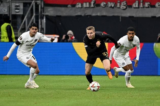 07 11 2024, xsltx, Football UEFA Europa League, Eintracht Frankfurt Slavia Prague emspor, v l Mahmoud Dahoud Eintracht Frankfurt Ondrej Zmrzly SK Slavia Prague Ansgar Knauff Eintracht Frankfurt Zweikampf, Aktion, action, battle for the ball DFL DFB REGULATIONS PROHIBIT ANY USE OF PHOTOGRAPHS as IMAGE SEQUENCES and or QUASI VIDEO Frankfurt am Main