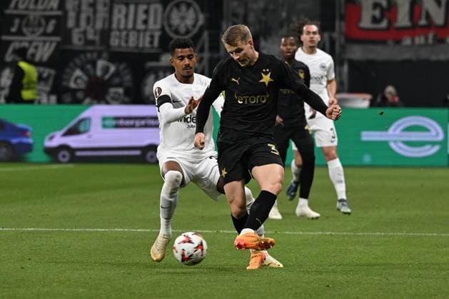 07 11 2024, xsltx, Football UEFA Europa League, Eintracht Frankfurt Slavia Prague emspor, v l Ansgar Knauff Eintracht Frankfurt Ondrej Zmrzly SK Slavia Prag Zweikampf, Aktion, action, battle for the ball DFL DFB REGULATIONS PROHIBIT ANY USE OF PHOTOGRAPHS as IMAGE SEQUENCES and or QUASI VIDEO Frankfurt am Main