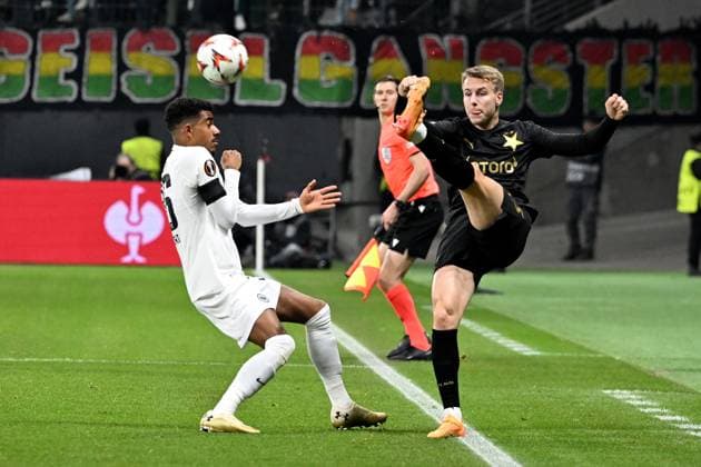 07 11 2024, xsltx, Football UEFA Europa League, Eintracht Frankfurt Slavia Prague emspor, v l Ansgar Knauff Eintracht Frankfurt Ondrej Zmrzly SK Slavia Prague Zweikampf, Aktion, action, battle for the ball DFL DFB REGULATIONS PROHIBIT ANY USE OF PHOTOGRAPHS as IMAGE SEQUENCES and or QUASI VIDEO Frankfurt am Main