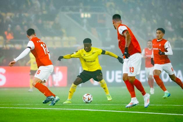 BORAS, SWEDEN 20241107 Elfsborgs Michael Baidoo with the ball between Bragas Paulo Oliveira and Joao Ferreira during Thursdays Uefa Europa League soccer match between IF Elfsborg and SC Braga at Boras Arena BORAS SWEDEN x9200x  Copyright: xAdamxIhse TTx EUROPA LEAGUE ELFSBORG-BRAGA