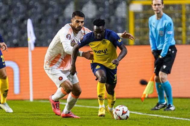 2024-11-07 R. Union Saint-Gilloise v AS Roma - UEFA Europa League 2024 25 League Phase MD4 BRUSSELS, BELGIUM - NOVEMBER 7: Zeki Celik of AS Roma, Ousseynou Niang of R. Union Saint-Gilloise battle for the ball during the UEFA Europa League 2024 25 League Phase MD4 match between R. Union Saint-Gilloise and AS Roma at King Baudouin Stadium on November 7, 2024 in Brussels, Belgium. (Photo by Joris Verwijst BSR Agency) Brussels Belgium Content not available for redistribution in The Netherlands directly or indirectly through any third parties. Copyright: xBSRxAgencyx