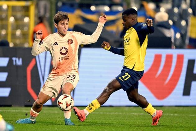 BRUSSELS - (l-r) Tommaso Baldanzi of AS Roma, Noah Sadiki of Royale Union Saint-Gilloise during the UEFA Europa League match between R. Union Saint-Gilles and AS Roma at the King Baudouin Stadium on Nov. 7, 2024 in Brussels, Belgium. ANP Hollandse Hoogte UEFA Europa League match day 4 2024 25 xVIxANPxSportx xGerritxvanxKeulenxIVx 512911187 originalFilename: 512911187.jpg