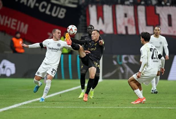 07 11 2024, xovx, Football UEFA Europa League, Eintracht Frankfurt Slavia Prague v l Mario Götze Eintracht Frankfurt , Jan Boril Slavia Prague , Can Uzun Eintracht Frankfurt DFL DFB REGULATIONS PROHIBIT ANY USE OF PHOTOGRAPHS as IMAGE SEQUENCES and or QUASI VIDEO emspor Frankfurt am Main