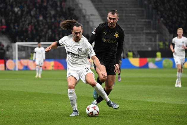 07 11 2024, xjhx, Football UEFA Europa League, Eintracht Frankfurt Slavia Prague emspor, v l Arthur Theate Eintracht Frankfurt Tomas Chory SK Slavia Prague duel, action, action, battle for the ball UEFA REGULATIONS PROHIBIT ANY USE OF PHOTOGRAPHS as IMAGE SEQUENCES and or QUASI VIDEO Frankfurt am Main