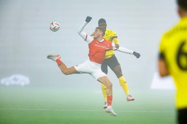 BORAS, SWEDEN 20241107 Close combat between Bragas Roberto Fernandez and Elfsborgs Terry Yegbe during Thursdays UEFA Europa League soccer match between IF Elfsborg and SC Braga at Boras Arena BORAS SWEDEN x9200x  Copyright: xAdamxIhse TTx EUROPA LEAGUE ELFSBORG-BRAGA