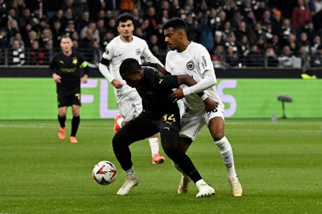 07 11 2024, xsltx, Football UEFA Europa League, Eintracht Frankfurt Slavia Prague emspor, v l Simion Michez SK Slavia Prague Ansgar Knauff Eintracht Frankfurt Zweikampf, Aktion, action, battle for the ball DFL DFB REGULATIONS PROHIBIT ANY USE OF PHOTOGRAPHS as IMAGE SEQUENCES and or QUASI VIDEO Frankfurt am Main
