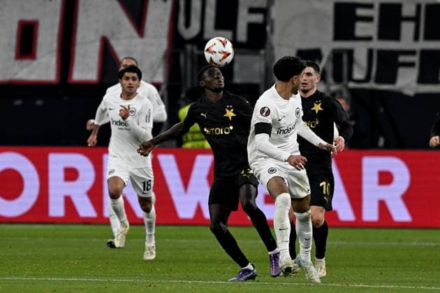 07 11 2024, xsltx, Football UEFA Europa League, Eintracht Frankfurt Slavia Prague emspor, v l Oscar SK Slavia Prague Omar Marmoush Eintracht Frankfurt Christos Zafeiris SK Slavia Prague Zweikampf, Aktion, action, battle for the ball DFL DFB REGULATIONS PROHIBIT ANY USE OF PHOTOGRAPHS as IMAGE SEQUENCES and or QUASI VIDEO Frankfurt am Main