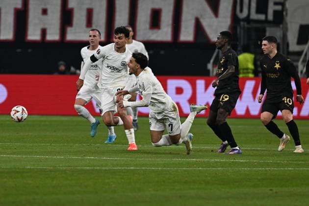 07 11 2024, xsltx, Football UEFA Europa League, Eintracht Frankfurt Slavia Prague emspor, v l Oscar SK Slavia Prague Omar Marmoush Eintracht Frankfurt Christos Zafeiris SK Slavia Prague Zweikampf, Aktion, action, battle for the ball DFL DFB REGULATIONS PROHIBIT ANY USE OF PHOTOGRAPHS as IMAGE SEQUENCES and or QUASI VIDEO Frankfurt am Main