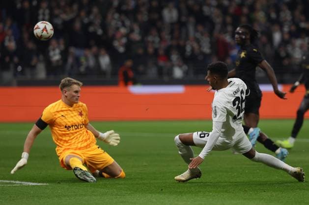 Frankfurt, 7 November 2024 UEFA Europa Legue 2024 25 Eintracht Frankfurt Slavia Praha v l , Goalkeeper Antoin Kinsky SK Slavia Praha , Goal chance Ansgar Knauff Eintracht Frankfurt DFL DFB REGULATIONS PROHIBIT ANY USE OF PHOTOGRAPHS as IMAGE SEQUENCES and or QUASI VIDEO Copyright: JoaquimxFerreira