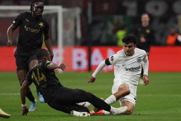 Frankfurt, 7 November 2024 UEFA Europa Legue 2024 25 Eintracht Frankfurt Slavia Praha v l , Simion Michez SK Slavia Praha , Can Yilmaz Uzun Eintracht Frankfurt , Zweikampf, Action, Aktion, Battles for the Ball DFL DFB REGULATIONS PROHIBIT ANY USE OF PHOTOGRAPHS as IMAGE SEQUENCES and or QUASI VIDEO Copyright: JoaquimxFerreira