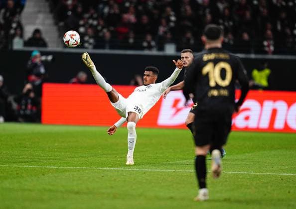 Europa League Round 4: Eintracht Frankfurt versus SK Slavia Prague November 07 2024: Ansgar Knauff of Eintracht Frankfurt controls the ball during a Europa League Round 4 game, Eintracht Frankfurt versus SK Slavia Prague, at Deutsche Bank Park, Frankfurt, Germany. Ulrik Pedersen CSM (Credit Image: Â Ulrik Pedersen Cal Media) Frankfurt Germany EDITORIAL USE ONLY Copyright: xx ZUMA-20241107_zma_c04_001.jpg UlrikxPedersenx csmphotothree315874