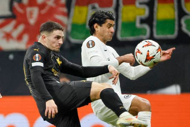 Christos Zafeiris Slavia Prague, 10 and Mahmoud Dahoud Eintracht Frankfurt, 18 in duel , Football, UEFA Europa League, Matchday 4, 2024 2025, Eintracht Frankfurt vs Slavia Prague, 07 11 2024, Frankfurt Stadion, Frankfurt am Main, Germany Frankfurt am Main Frankfurt Stadion Hessen Germany Copyright: xGrantxHubbsx