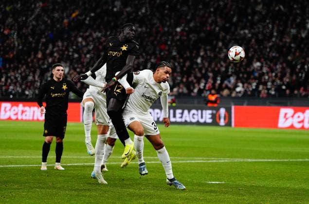 Europa League Round 4: Eintracht Frankfurt versus SK Slavia Prague November 07 2024: El Hadji Malick Diouf of SK Slavia Prague heads during a Europa League Round 4 game, Eintracht Frankfurt versus SK Slavia Prague, at Deutsche Bank Park, Frankfurt, Germany. Ulrik Pedersen CSM (Credit Image: Â Ulrik Pedersen Cal Media) Frankfurt Germany EDITORIAL USE ONLY Copyright: xx ZUMA-20241107_zma_c04_011.jpg UlrikxPedersenx csmphotothree315883
