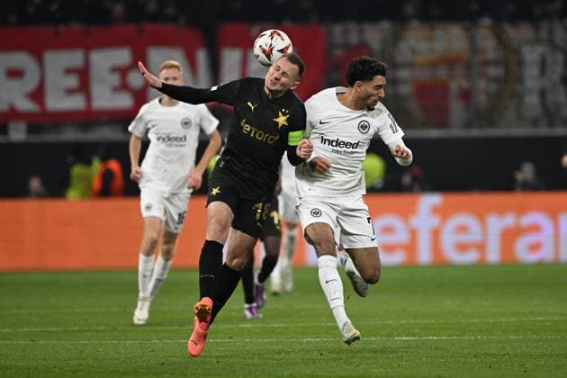 07 11 2024, xjhx, Football UEFA Europa League, Eintracht Frankfurt Slavia Prague emspor, v l Jan Boril SK Slavia Prague Omar Marmoush Eintracht Frankfurt duel, action, action, battle for the ball UEFA REGULATIONS PROHIBIT ANY USE OF PHOTOGRAPHS as IMAGE SEQUENCES and or QUASI VIDEO Frankfurt am Main