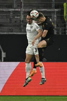 07 11 2024, xjhx, Football UEFA Europa League, Eintracht Frankfurt Slavia Prague emspor, v l Arthur Theate Eintracht Frankfurt Ondrej Zmrzly SK Slavia Prague Zweikampf, Aktion, action, battle for the ball UEFA REGULATIONS PROHIBIT ANY USE OF PHOTOGRAPHS as IMAGE SEQUENCES and or QUASI VIDEO Frankfurt am Main