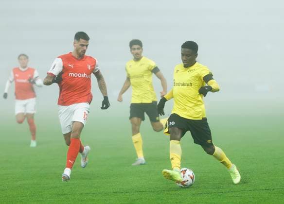 BORAS, SWEDEN 20241107 Bragas Joao Ferreira and Elfsborgs Michael Baidoo during Thursdays UEFA Europa League football match between IF Elfsborg and SC Braga at Boras Arena BORAS SWEDEN x9200x  Copyright: xAdamxIhse TTx EUROPA LEAGUE ELFSBORG-BRAGA