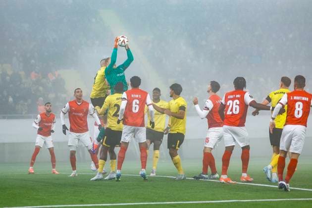 BORAS, SWEDEN 20241107 Braga goalkeeper LukaÅ¡ HorniÄek catches the ball after a corner kick during Thursdays UEFA Europa League soccer match between IF Elfsborg and SC Braga at Boras Arena BORAS SWEDEN x9200x  Copyright: xAdamxIhse TTx EUROPA LEAGUE ELFSBORG-BRAGA