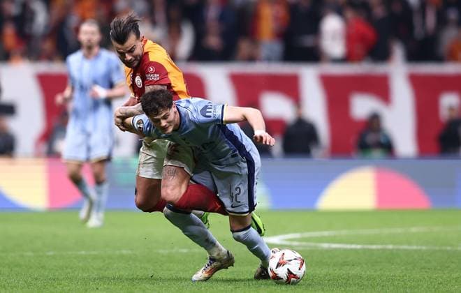 Will Lankshear of Tottenham Hotspur and Abdülkerim Bardakci of Galatasaray in action Galatasaray v Tottenham Hotspur, UEFA Europa League, Group Stage, Football, RAMS Park, Istanbul, Turkiye - 07 Nov 2024 EDITORIAL USE ONLY No use with unauthorised audio, video, data, fixture lists, club league logos or live services. Online in-match use limited to 120 images, no video emulation. No use in betting, games or single club league player publications. Copyright: xRaddadxJebarah Shutterstockx 14877992ct
