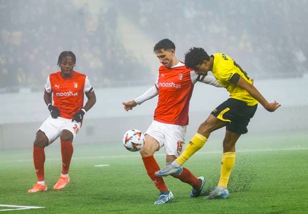Braga s Paulo Oliveira and Elfsborg s Arber Zeneli fight for the ball during Thursday s Uefa Europa League soccer match between IF Elfsborg and SC Braga at Boras Arena in Boras, Sweden November 7, 2024 BORAS SWEDEN x9200x  Copyright: xAdamxIhse TTx EUROPE LEAGUE ELFSBORG-BRAGA