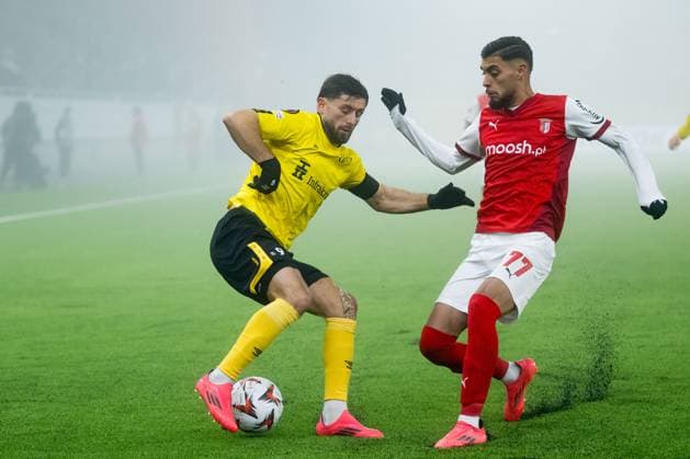 241107 Arber Zeneli of Elfsborg and Gabri Martinez of Braga during the Europa League match between Elfsborg and Braga on November 7, 2024 in Boras Photo Jörgen Jarnberger BILDBYRAN COP 112 JJ0415 fotboll football soccer fotball uefa europa league europa league elfsborg braga bbeng  Copyright: JÖRGENxJARNBERGER BB241107JJ037