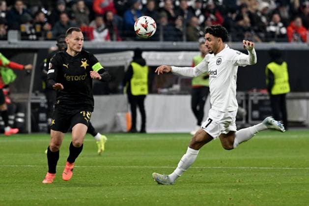 07 11 2024, xsltx, Football UEFA Europa League, Eintracht Frankfurt Slavia Prague emspor, v l Jan Boril SK Slavia Prague Omar Marmoush Eintracht Frankfurt Zweikampf, Aktion, action, battle for the ball DFL DFB REGULATIONS PROHIBIT ANY USE OF PHOTOGRAPHS as IMAGE SEQUENCES and or QUASI VIDEO Frankfurt am Main