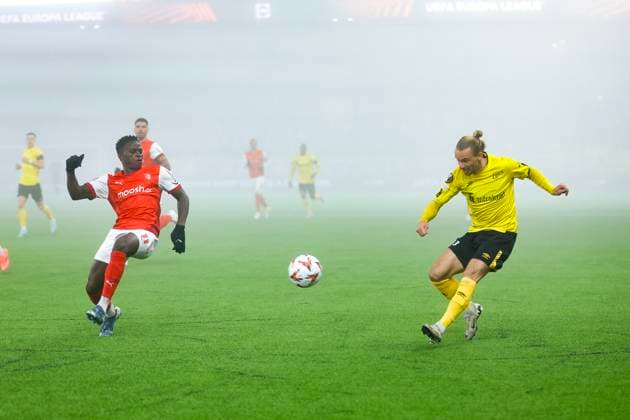 BORAS, SWEDEN 20241107 Bragas Roger Fernandes and Elfsborgs Niklas Hult during Thursdays UEFA Europa League football match between IF Elfsborg and SC Braga at Boras Arena BORAS SWEDEN x9200x  Copyright: xAdamxIhse TTx EUROPA LEAGUE ELFSBORG-BRAGA
