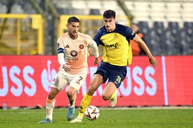 BRUSSELS - (l-r) Lorenzo Pellegrini of AS Roma, Ross Sykes of Royale Union Saint-Gilloise during the UEFA Europa League match between R. Union Saint-Gilles and AS Roma at the King Baudouin Stadium on Nov. 7, 2024 in Brussels, Belgium. ANP Hollandse Hoogte UEFA Europa League match day 4 2024 25 xVIxANPxSportx xGerritxvanxKeulenxIVx 512916807 originalFilename: 512916807.jpg