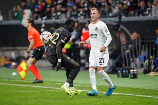 El Hadji Malick Diouf Slavia Prague, 12 and Mario Götze, Gotze Eintracht Frankfurt, 27 fighting for the ball , Football, UEFA Europa League, Matchday 4, 2024 2025, Eintracht Frankfurt vs Slavia Prague, 07 11 2024, Frankfurt Stadion, Frankfurt am Main, Germany Frankfurt am Main Frankfurt Stadion Hessen Germany Copyright: xGrantxHubbsx