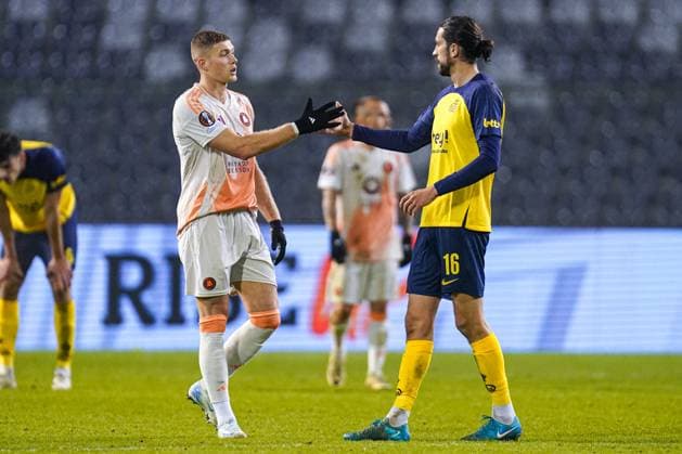 2024-11-07 R. Union Saint-Gilloise v AS Roma - UEFA Europa League 2024 25 League Phase MD4 BRUSSELS, BELGIUM - NOVEMBER 7: Artem Dovbyk of AS Roma shakes hands with Christian Burgess of R. Union Saint-Gilloise during the UEFA Europa League 2024 25 League Phase MD4 match between R. Union Saint-Gilloise and AS Roma at King Baudouin Stadium on November 7, 2024 in Brussels, Belgium. (Photo by Joris Verwijst BSR Agency) Brussels Belgium Content not available for redistribution in The Netherlands directly or indirectly through any third parties. Copyright: xBSRxAgencyx