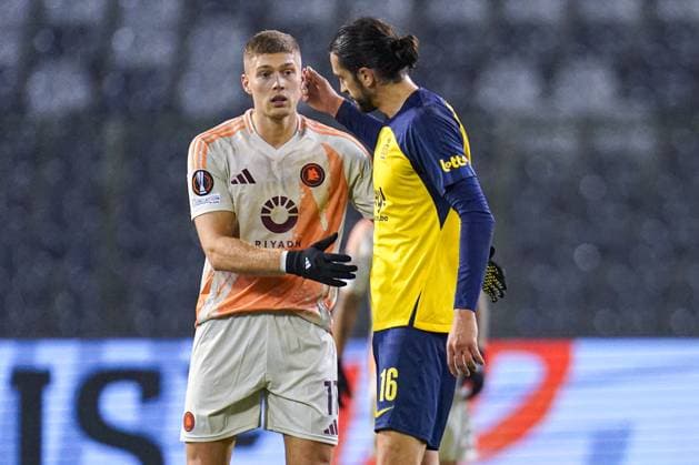 2024-11-07 R. Union Saint-Gilloise v AS Roma - UEFA Europa League 2024 25 League Phase MD4 BRUSSELS, BELGIUM - NOVEMBER 7: Artem Dovbyk of AS Roma shakes hands with Christian Burgess of R. Union Saint-Gilloise during the UEFA Europa League 2024 25 League Phase MD4 match between R. Union Saint-Gilloise and AS Roma at King Baudouin Stadium on November 7, 2024 in Brussels, Belgium. (Photo by Joris Verwijst BSR Agency) Brussels Belgium Content not available for redistribution in The Netherlands directly or indirectly through any third parties. Copyright: xBSRxAgencyx
