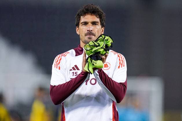 2024-11-07 R. Union Saint-Gilloise v AS Roma - UEFA Europa League 2024 25 League Phase MD4 BRUSSELS, BELGIUM - NOVEMBER 7: Mats Hummels of AS Roma thanks the fans during the UEFA Europa League 2024 25 League Phase MD4 match between R. Union Saint-Gilloise and AS Roma at King Baudouin Stadium on November 7, 2024 in Brussels, Belgium. (Photo by Joris Verwijst BSR Agency) Brussels Belgium Content not available for redistribution in The Netherlands directly or indirectly through any third parties. Copyright: xBSRxAgencyx