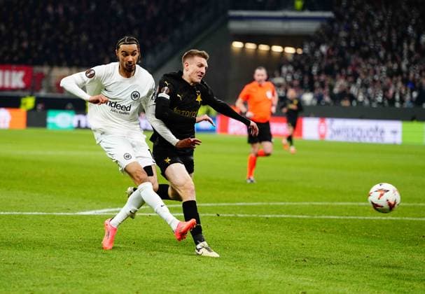 November 07 2024: Hugo Ekitike of Eintracht Frankfurt shoots on goal during a Europa League Round 4 game, Eintracht Frankfurt versus SK Slavia Prague, at Deutsche Bank Park, Frankfurt, Germany. CSM Frankfurt Germany - ZUMAc04_ 20241107_zma_c04_045 Copyright: xUlrikxPedersenx