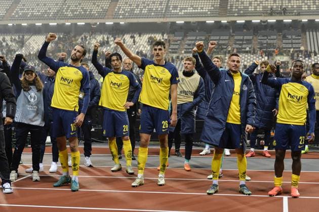 Union s players greet the public after a soccer game between Belgian Royale Union Saint-Gilloise and Italian club AS Roma in Brussels, on Thursday 07 November 2024, on day 4 8 of the League phase of the UEFA Europa League tournament. JILLxDELSAUX  x104834164x