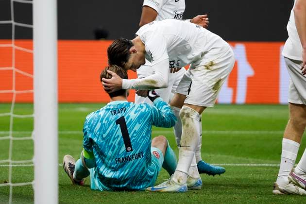 Kevin Trapp Eintracht Frankfurt, 01 after a save with Robin Koch Eintracht Frankfurt, 04 , Football, UEFA Europa League, Matchday 4, 2024 2025, Eintracht Frankfurt vs Slavia Prague, 07 11 2024, Frankfurt Stadion, Frankfurt am Main, Germany Frankfurt am Main Frankfurt Stadion Hessen Germany Copyright: xGrantxHubbsx
