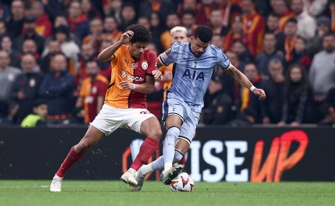 Dominic Solanke of Tottenham Hotspur and Elias Jelert of Galatasaray in action Galatasaray v Tottenham Hotspur, UEFA Europa League, Group Stage, Football, RAMS Park, Istanbul, Turkiye - 07 Nov 2024 EDITORIAL USE ONLY No use with unauthorised audio, video, data, fixture lists, club league logos or live services. Online in-match use limited to 120 images, no video emulation. No use in betting, games or single club league player publications. Copyright: xRaddadxJebarah Shutterstockx 14877992dk