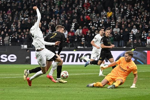 07 11 2024, xjhx, Football UEFA Europa League, Eintracht Frankfurt Slavia Prague emspor, v l Hugo Ekitike Eintracht Frankfurt Stepan Chloupek SK Slavia Prague Antonin Kinsky SK Slavia Prague Zweikampf, Aktion, action, battle for the ball UEFA REGULATIONS PROHIBIT ANY USE OF PHOTOGRAPHS as IMAGE SEQUENCES and or QUASI VIDEO Frankfurt am Main