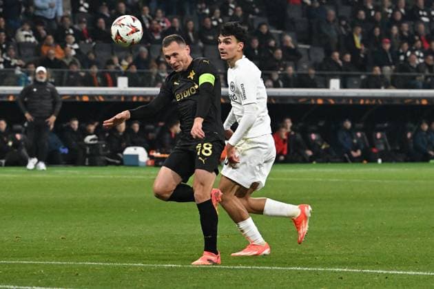 07 11 2024, xsltx, Football UEFA Europa League, Eintracht Frankfurt Slavia Prague emspor, v l Jan Boril SK Slavia Prague Can Uzun Eintracht Frankfurt Zweikampf, Aktion, action, battle for the ball DFL DFB REGULATIONS PROHIBIT ANY USE OF PHOTOGRAPHS as IMAGE SEQUENCES and or QUASI VIDEO Frankfurt am Main
