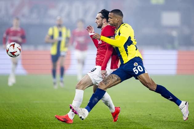 ALKMAAR - (l-r) Troy Parrott of AZ, Rodrigo Becao of Fenerbahce SK during the UEFA Europa League match between AZ Alkmaar and Fenerbahce SK at AFAS stadium on Nov. 7, 2024 in Alkmaar, Netherlands. ANP KOEN VAN WEEL UEFA Europa League 2024 25 League Phase MD4 2024 25 xVIxANPxSportx xxANPxIVx 512918550 originalFilename: 512918550.jpg