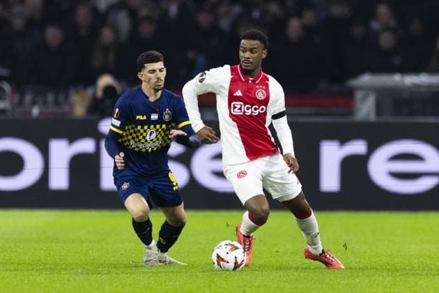 AMSTERDAM - (l-r) Dor Turgeman of Maccabi Tel-Aviv, Jorrel Hato of Ajax during the UEFA Europa League match between AFC Ajax Amsterdam and Maccabi Tel-Aviv at the Johan Cruijff ArenA on Nov. 7, 2024 in Amsterdam, Netherlands. ANP ROBIN VAN LONKHUIJSEN UEFA Europa League 2024 25 League Phase MD4 2024 25 xVIxANPxSportx xxANPxIVx 512918574 originalFilename: 512918574.jpg