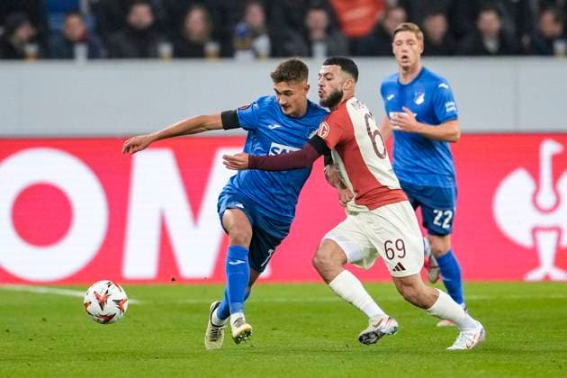v li Tom Bischof Hoffenheim, 7 , Georges Mikautadze OL, 69 , duel, duel, tackle, tackling, dynamics, action, action, 07 11 2024, Sinsheim Germany , football, UEFA Europa League, group stage, TSG 1899 Hoffenheim Olympique Lyon, REGULATIONS PROHIBIT ANY USE OF PHOTOGRAPHS AS IMAGE SEQUENCES AND OR QUASI VIDEO xozx