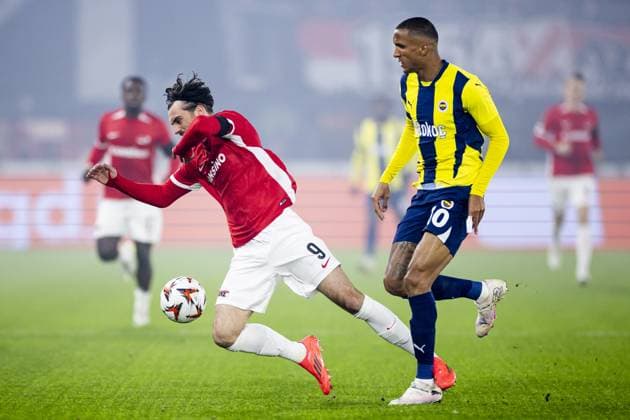 ALKMAAR - (l-r) Troy Parrott of AZ, Rodrigo Becao of Fenerbahce SK during the UEFA Europa League match between AZ Alkmaar and Fenerbahce SK at AFAS stadium on Nov. 7, 2024 in Alkmaar, Netherlands. ANP KOEN VAN WEEL UEFA Europa League 2024 25 League Phase MD4 2024 25 xVIxANPxSportx xxANPxIVx 512918721 originalFilename: 512918721.jpg