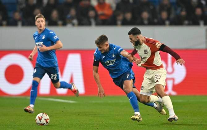 duel, action Tom Bischof TSG 1899 Hoffenheim 07 vs Georges Mikautadze Olympique Lyon Lyonnais OL 69 shirt pulling TSG 1899 Hoffenheim vs Olympique Lyonnais Lyon 07 11 2024 DFL REGULATIONS PROHIBIT ANY USE OF PHOTOGRAPHS AS IMAGE SEQUENCES AND OR QUASI VIDEO TSG 1899 Hoffenheim vs Olympique Lyonnais Lyon