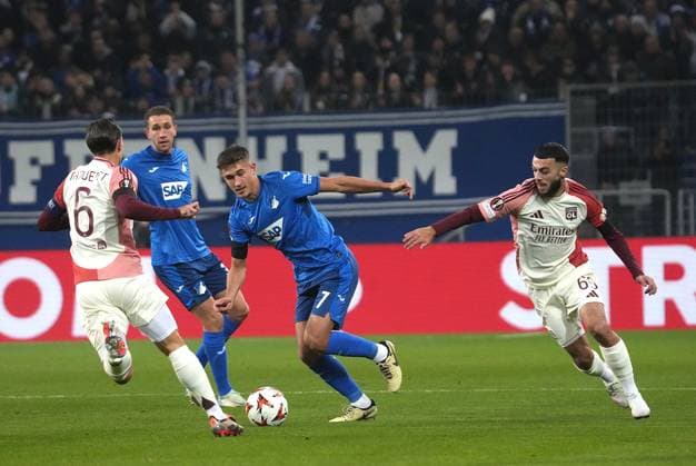 Europa League, TSG 1899 Hoffenheim vs Olympique Lyon 07 11 2024, PreZero Arena, Sinsheim, Europa League, TSG 1899 Hoffenheim vs Olympique Lyon , pictured Maxence Caqueret Lyon , Tom Bischof Hoffenheim , Georges Mikautadze Lyon nordphotoxGmbHx xBratic nph00250