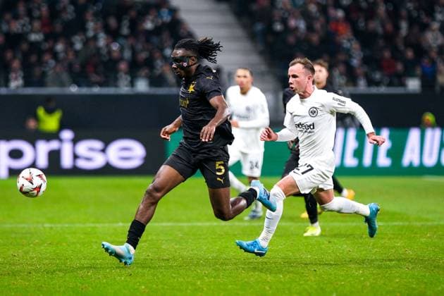 Igoh Ogbu SK Slavia Prague 5 on the ball, behind Mario Goetze Eintracht Frankfurt, 27 , GER, Eintracht Frankfurt vs SK Slavia Prague, Football, UEFA Europa League, Matchday 4, Season 2024 25, 07 11 2024 GER, Eintracht Frankfurt vs SK Slavia Prague, Football, UEFA Europa League, Matchday 4, Season 2024 25, 07 11 2024 Frankfurt am Main Copyright: xEibner-Pressefoto FlorianxWieganx EP_FWD